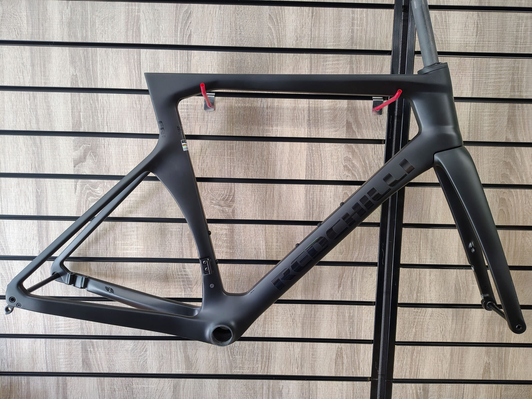 Redchilli FR1 - 55cm - Outlet - £1099.00 Redchilli FR1 Natural Matte Carbon with Gloss Black