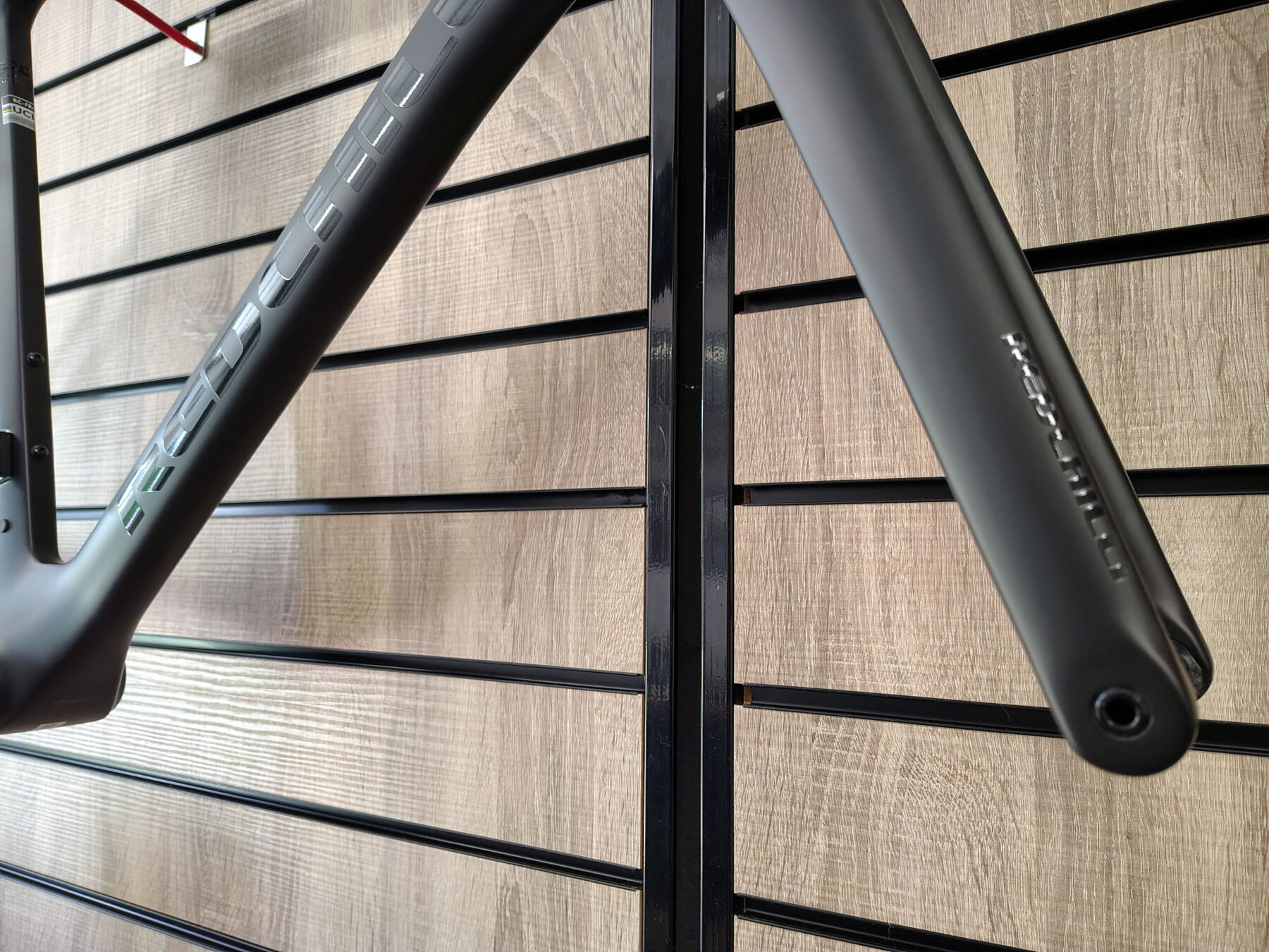 Redchilli FR1 - 55cm - Outlet - £1099.00 Redchilli FR1 Natural Matte Carbon with Gloss Black