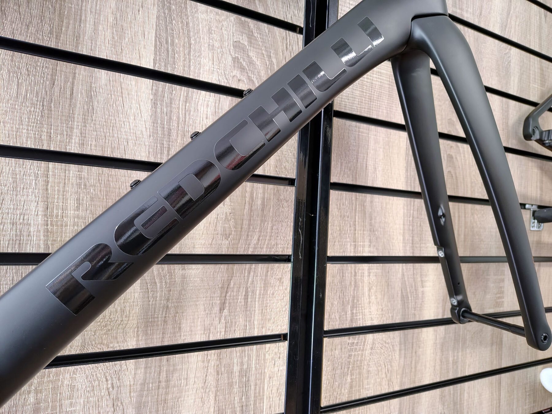 Redchilli FR1 - 55cm - Outlet - £1099.00 Redchilli FR1 Natural Matte Carbon with Gloss Black
