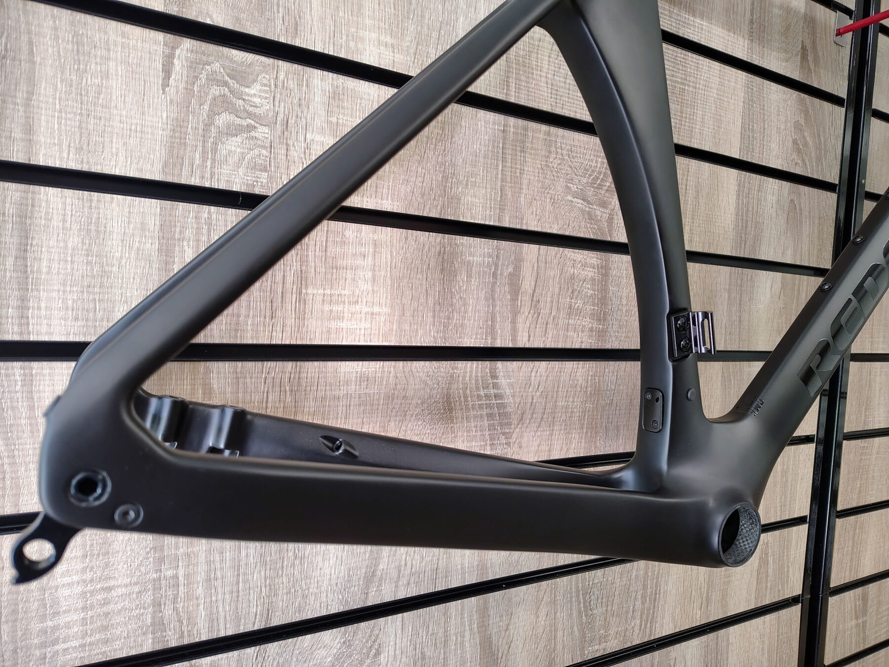 Redchilli FR1 - 55cm - Outlet - £1099.00 Redchilli FR1 Natural Matte Carbon with Gloss Black