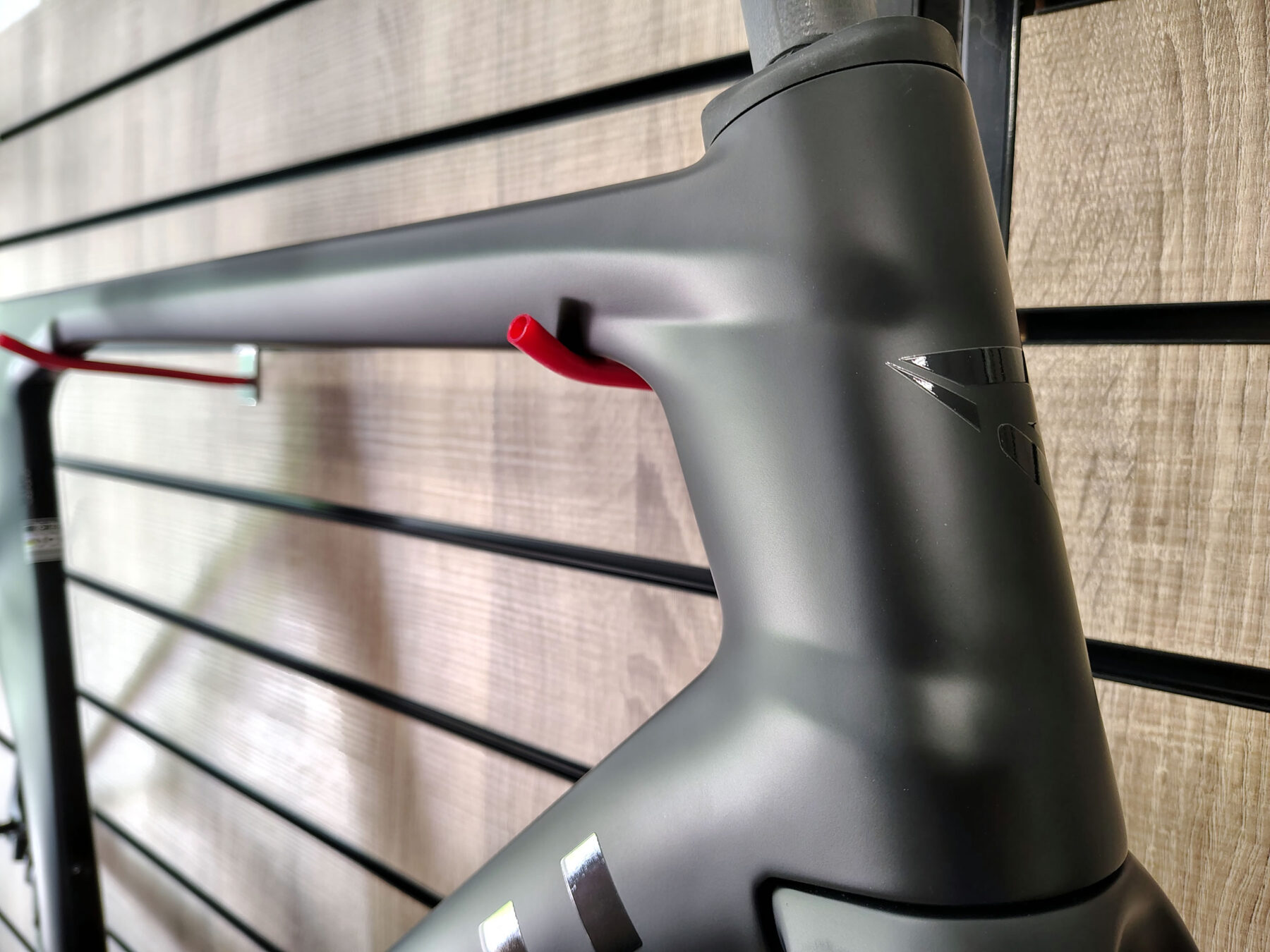 Redchilli FR1 - 55cm - Outlet - £1099.00 Redchilli FR1 Natural Matte Carbon with Gloss Black