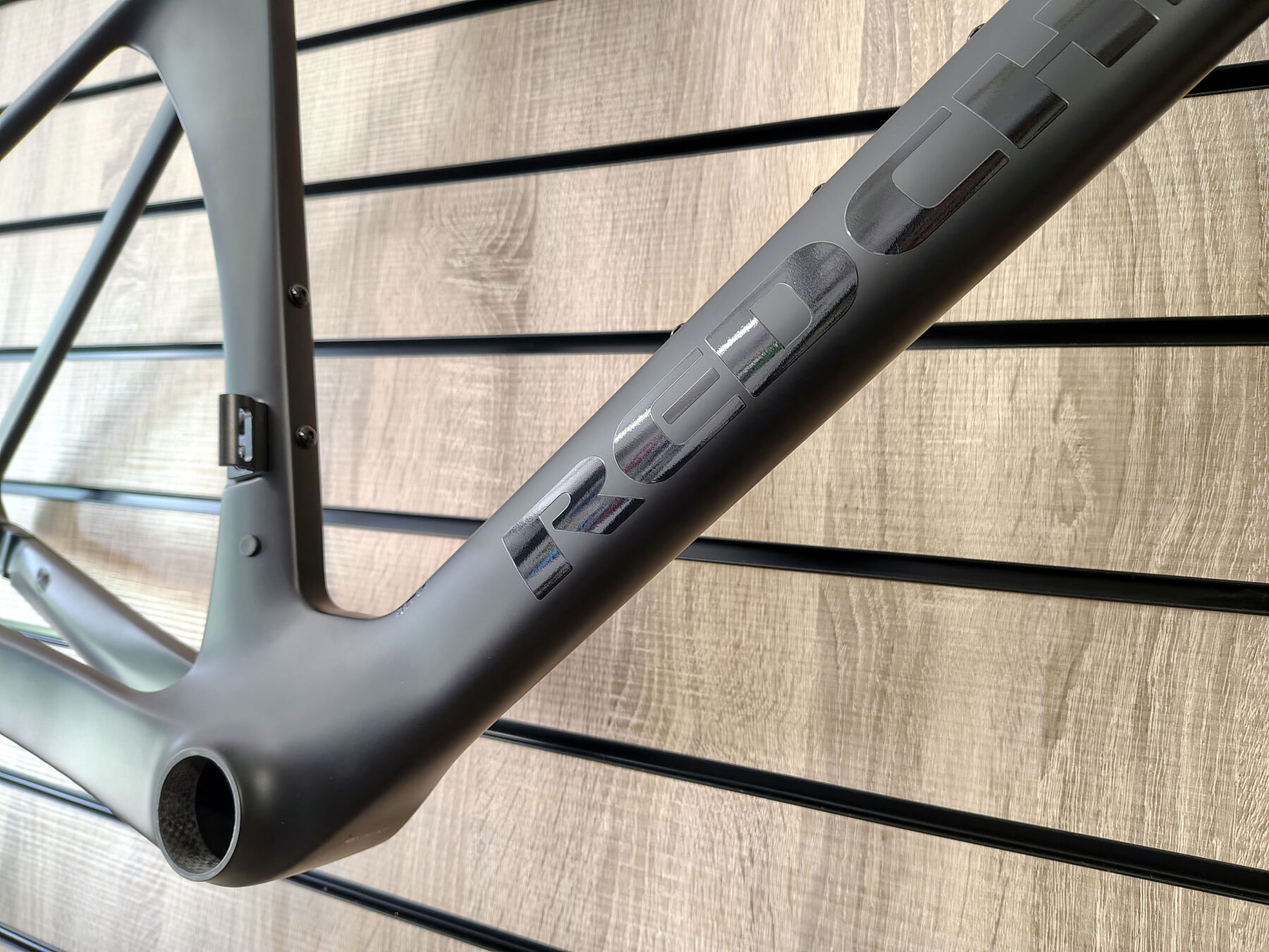 Redchilli FR1 - 55cm - Outlet - £1099.00 Redchilli FR1 Natural Matte Carbon with Gloss Black