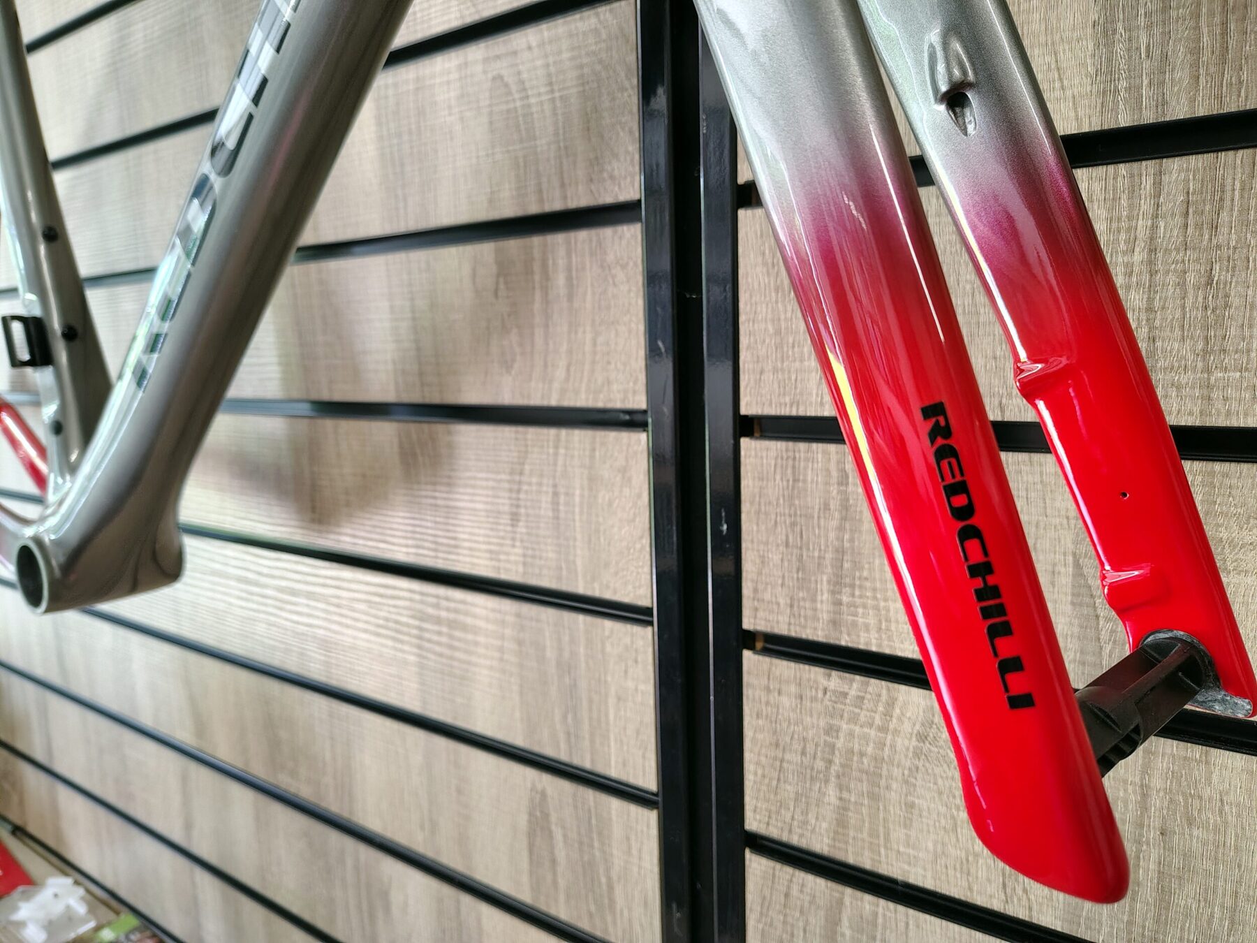 Redchilli FR2 - 51cm - Outlet - £999.00 Redchilli FR2 Flash Red Metal Silver