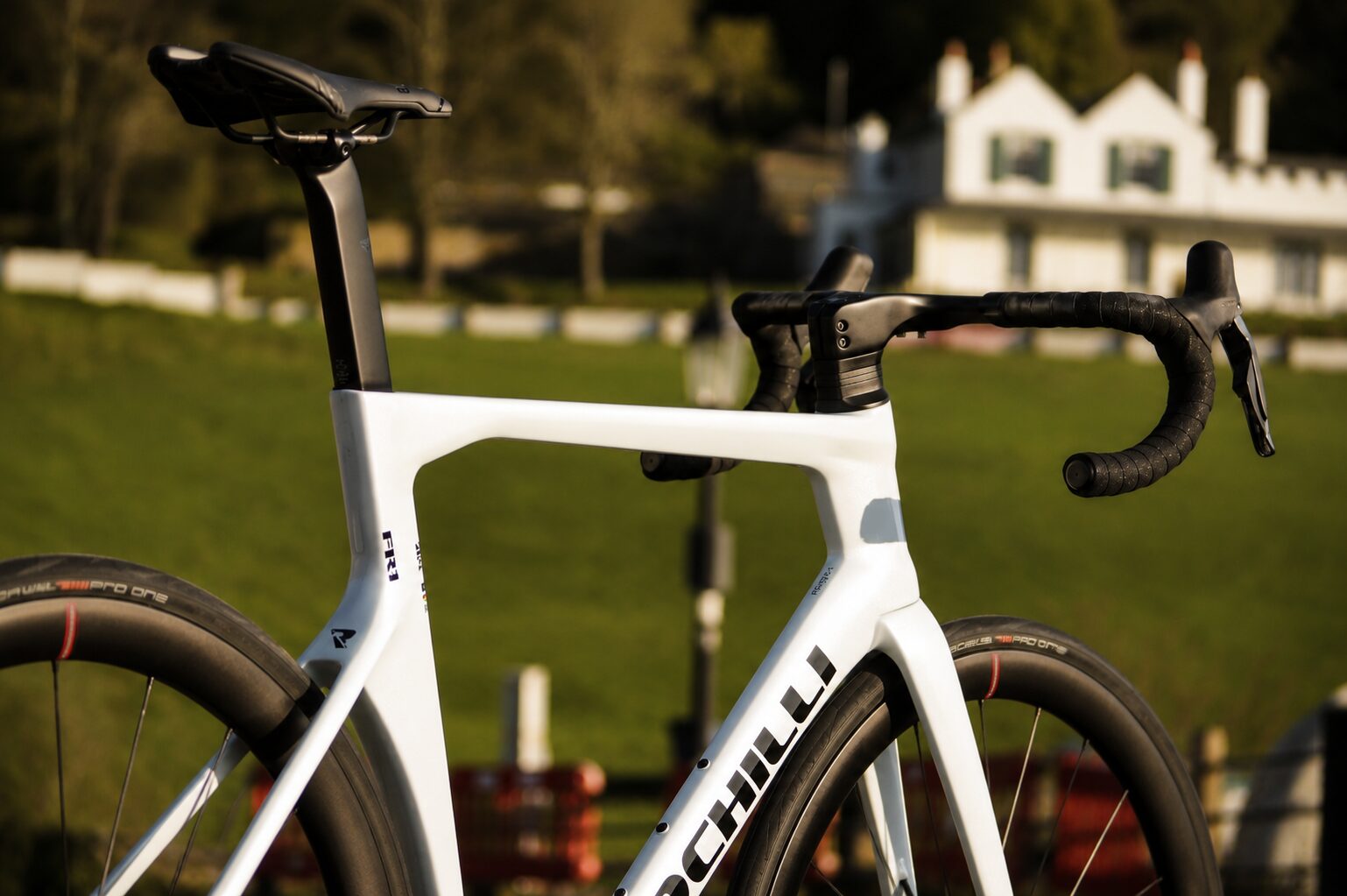 Redchilli FR1 Rouleur Redchilli FR1 Polar White Iridescent Side View